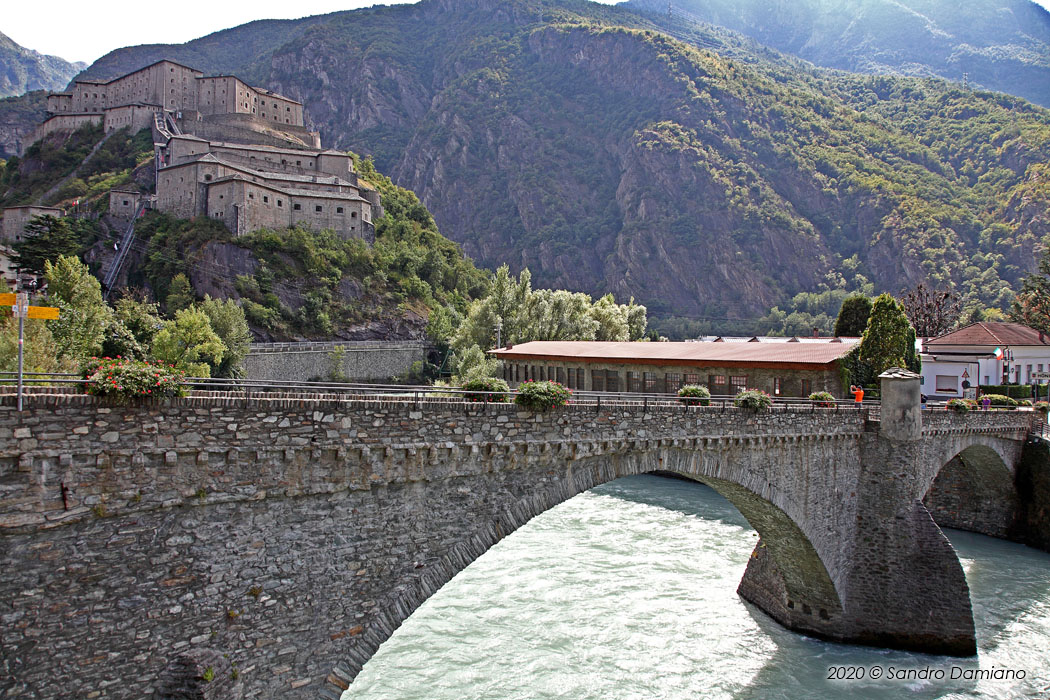 Il ponte sul Dora Baltea che si affaccia sul Forte di Bard