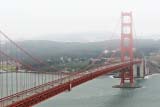 Il famoso Golden Gate avvolto dalla nebbia della baia di San Francisco