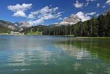 Il lago di Misurina incastonato tra le Dolomiti