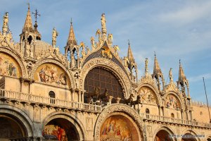La facciata riccamente decorata della Basilica di San Marco