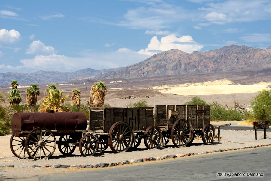 Vecchi carri all`ingresso del Furnace Creek Ranch