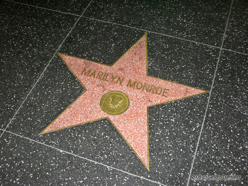 La stella di Marilyn nella famosa Walk of Fame