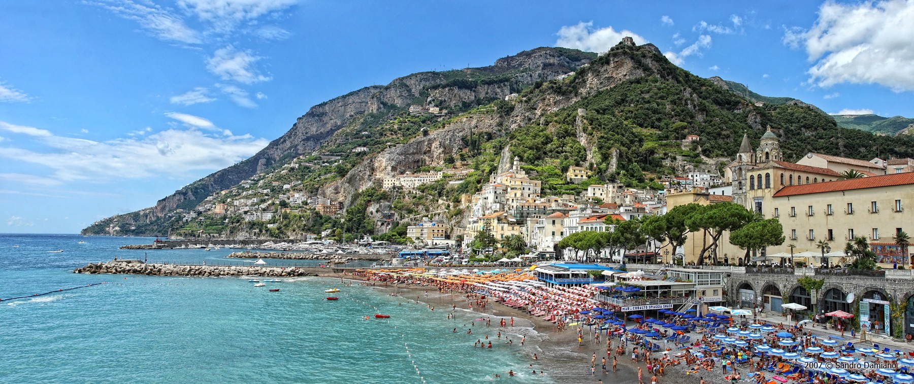 Panoramica della bellissima Amalfi (HDR)