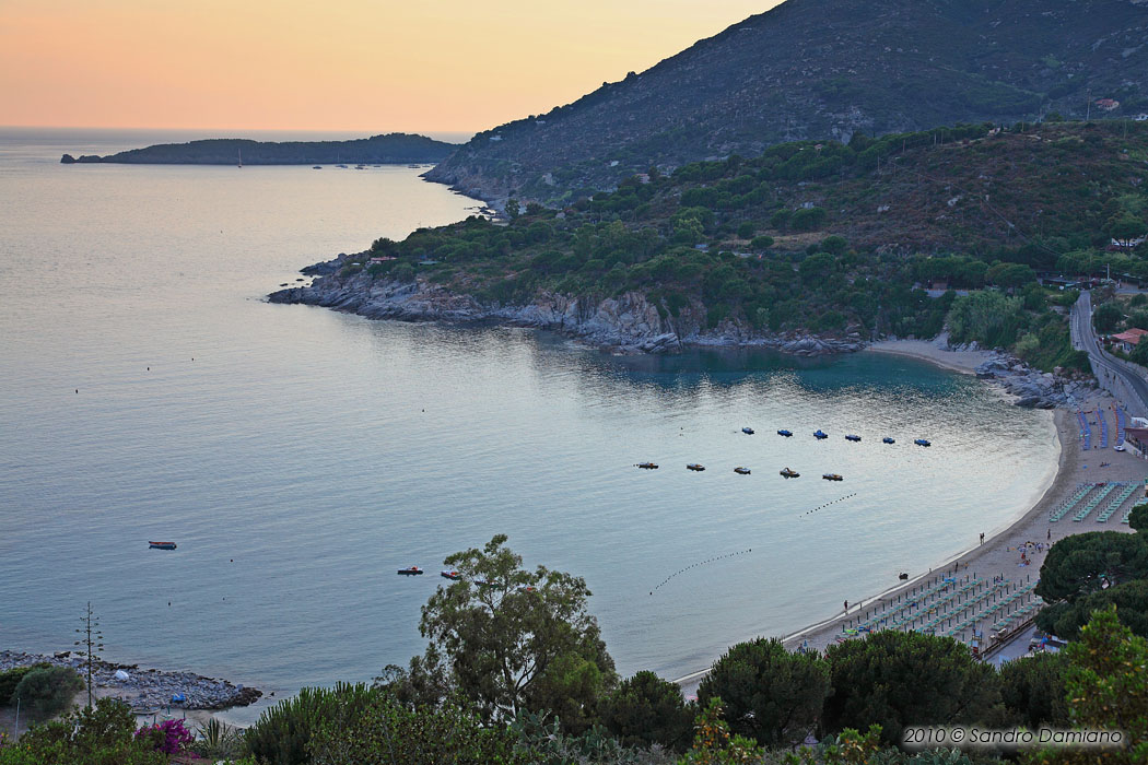 La spiaggia di Cavoli al tramonto