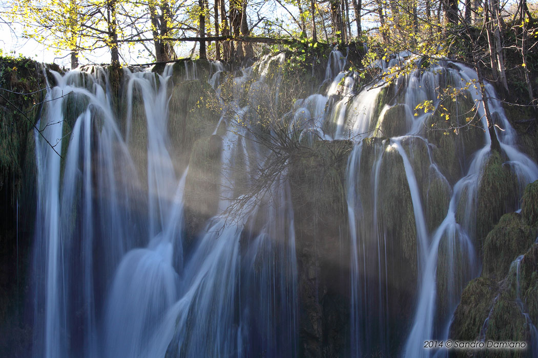 Raggi di sole sulla cascata