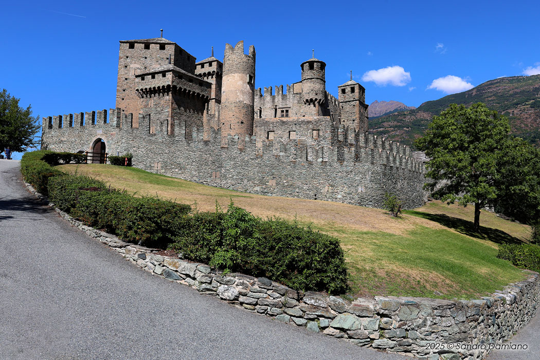 Imponente Castello di Fenis