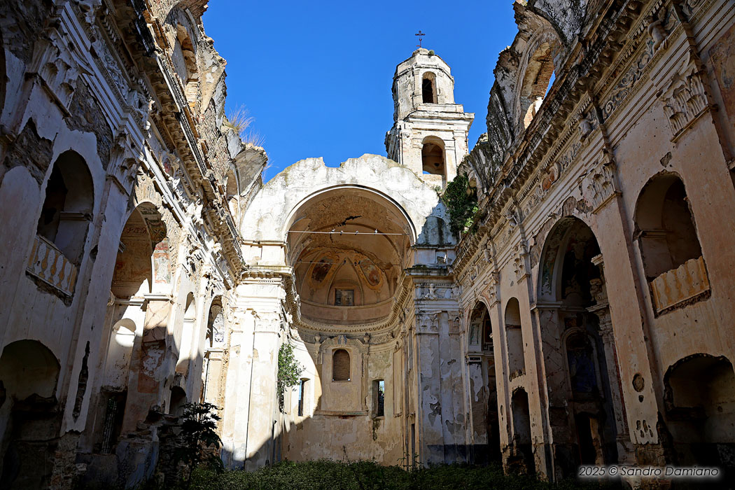 La chiesa distrutta e abbandonata di Bussana Vecchia