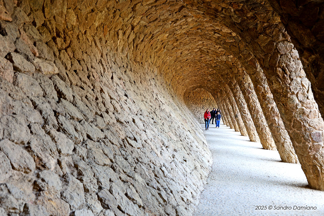 Prospettive insolite del parco Güell