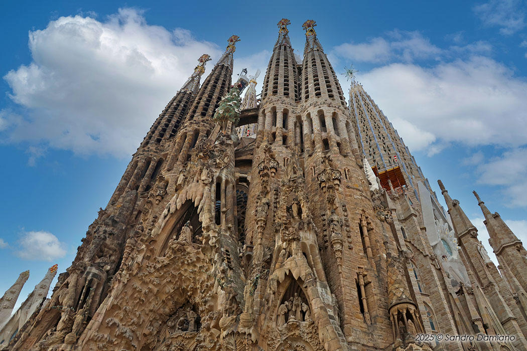 La maestosa facciata della Sagrada Família