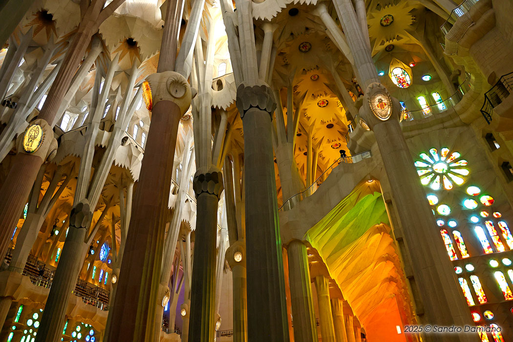Le colonne e i colori all'interno della Sagrada Família