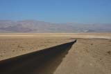 Lunga strada taglia in due il deserto