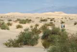 Una coppia osserva le Sand Dunes