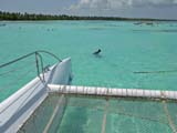 Catamarano ancorato sulle piscine naturali