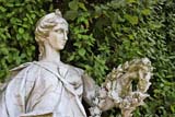 Statua quasi nascosta dalla vegetazione