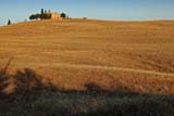 Tramonto sul casolare toscano